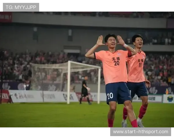 谢晖阳飞铲门将染黄 无锡门神姜何神扑助球队 2-0 取胜